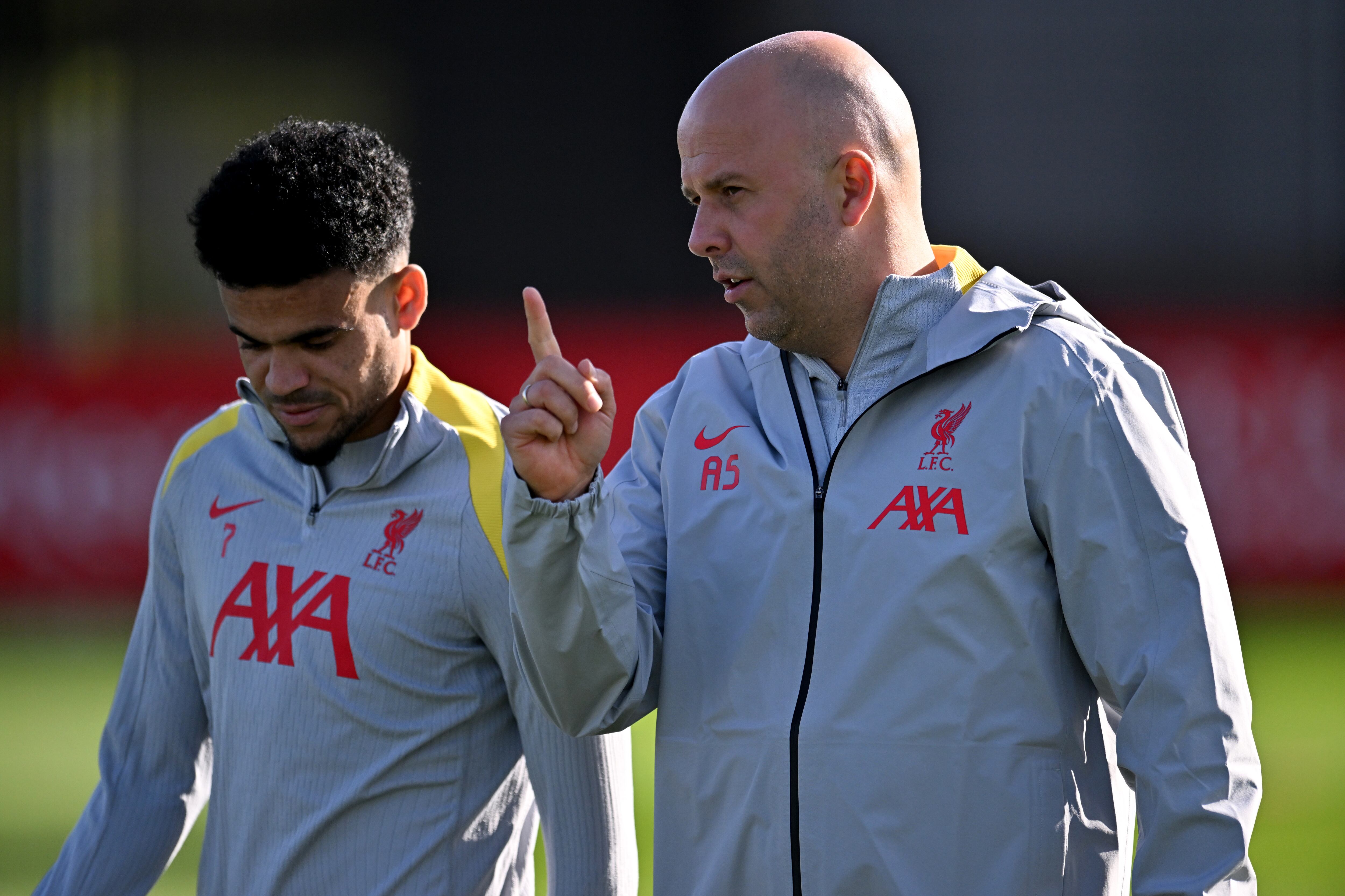 LIVERPOOL, ENGLAND - OCTOBER 22: (THE SUN OUT, THE SUN ON SUNDAY OUT) Arne Slot head coach of Liverpool talking with Luis Diaz of Liverpool during the UEFA Champions League 2024/25 League Phase MD3 training and press conference at AXA Melwood Training Centre on October 22, 2024 in Liverpool, England. (Photo by Andrew Powell/Liverpool FC via Getty Images)