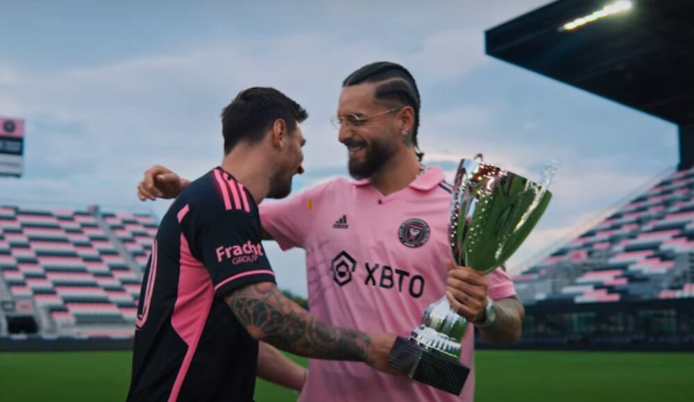 Maluma y Messi en el videoclip de Trofeo.