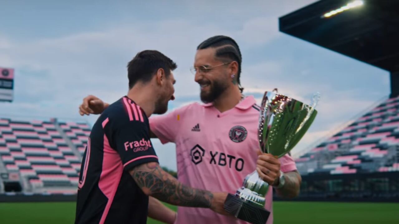 Maluma y Messi en el videoclip de Trofeo.