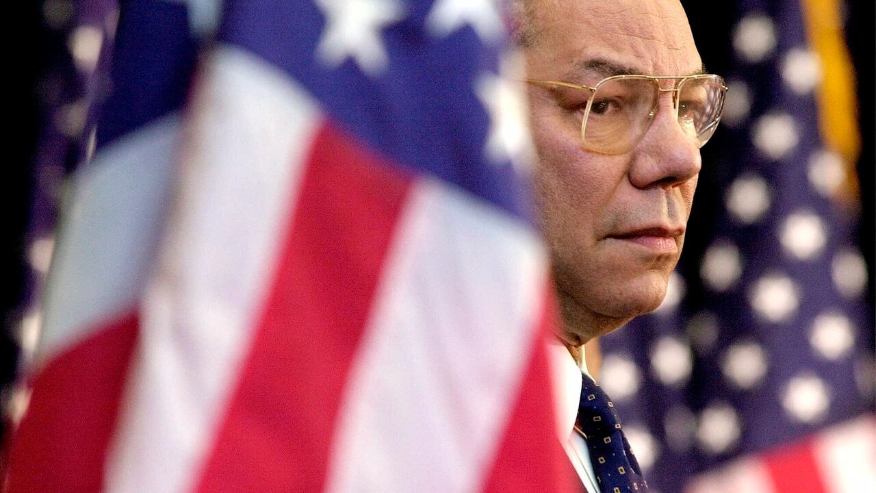 Colin Powell, secretario de Estado de EEUU, observa mientras el presidente Bush da un discurso en el Departamento de Estado en Washington el 15 de febrero de 2001. Powell falleció debido a complicaciones por COVID-19, dijo su familia el 18 de octubre de 2021. (AP Foto/Kenneth Lambert)