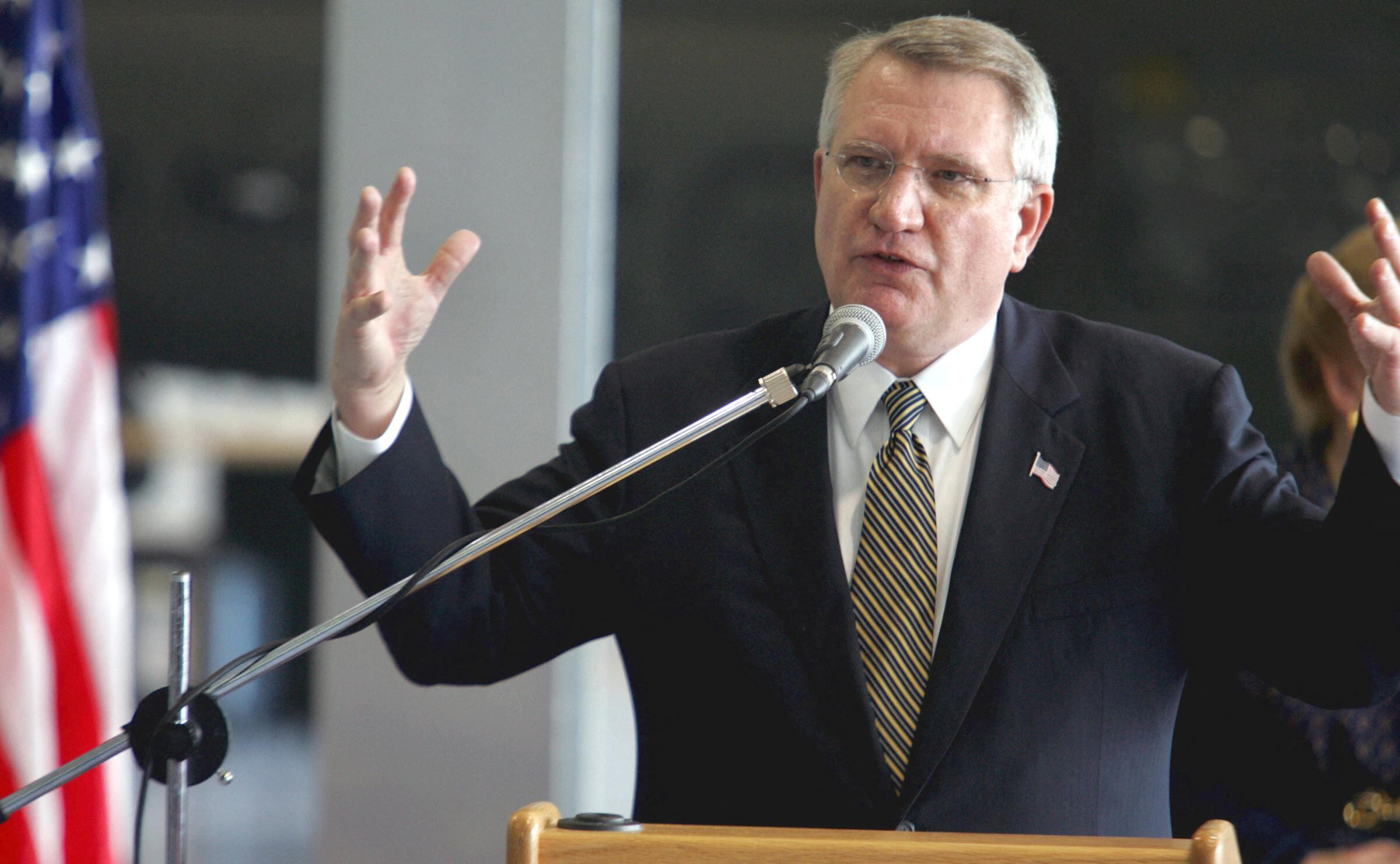 John P. Walters, Director de la Oficina de Política Nacional para el Control de Drogas de EE. UU., habla durante la ceremonia de donación de un hangar a la Policía Antinarcóticos colombiana, en la base aérea de Guaymaral, cerca de Bogotá, el 9 de noviembre de 2005.