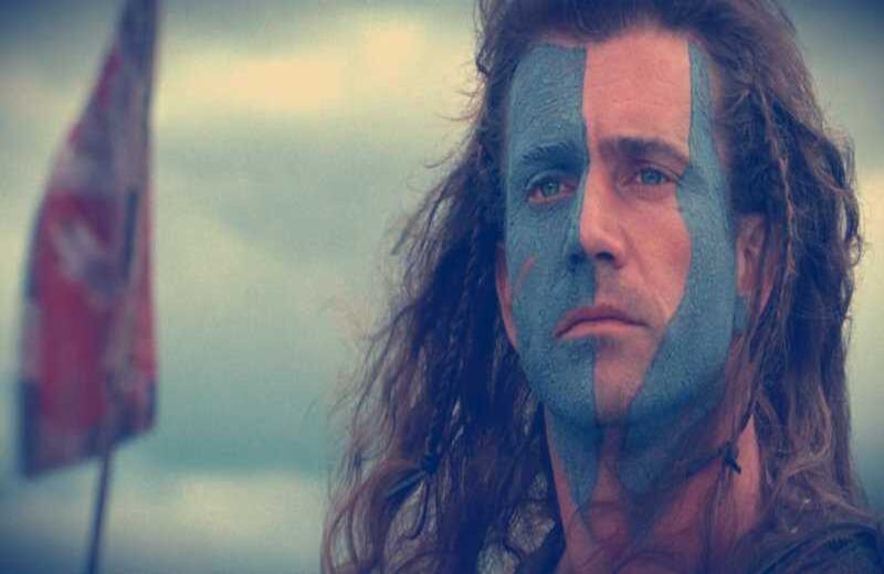 ‘Braveheart’ (1995). La película es icónica, desde las caras pintadas de azul hasta una de las frases más famosas del cine: “¡Pueden tomar nuestras vida, pero nunca tomarán nuestra libertad!”. La obra de Mel Gibson retrata la lucha de un pueblo por conservar su cultura y dignidad ante la opresión inglesa. 