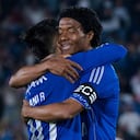 Juan Guillermo Cuadrado abraza a Daniel Ruiz tras el 4-1 sobre Jaguares