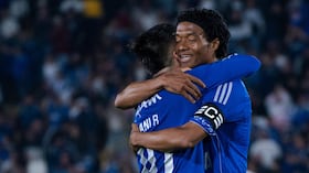 Juan Guillermo Cuadrado abraza a Daniel Ruiz tras el 4-1 sobre Jaguares