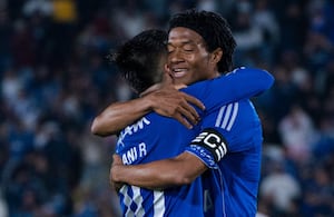 Juan Guillermo Cuadrado abraza a Daniel Ruiz tras el 4-1 sobre Jaguares