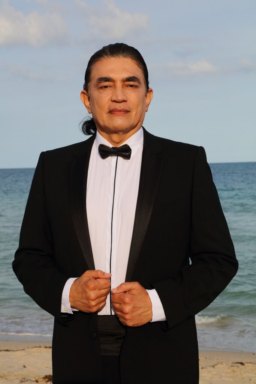 Así recibió el senador Gustavo Bolívar al equipo de SEMANA.