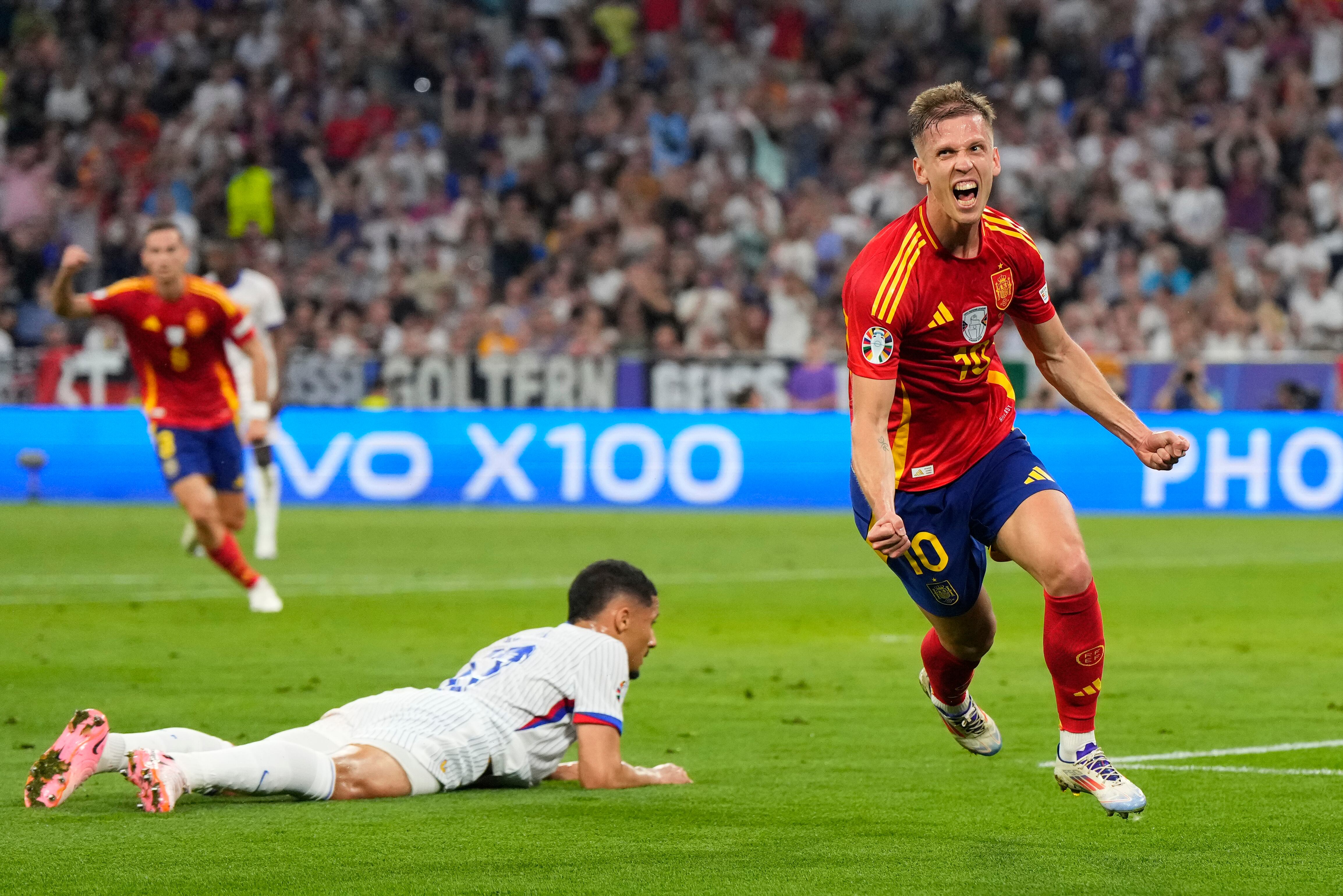 El español Dani Olmo celebra tras anotar el segundo gol de su equipo durante el partido de semifinal entre España y Francia en el torneo de fútbol Euro 2024 en Munich, Alemania, el martes 9 de julio de 2024. (Foto AP/Manu Fernández)
