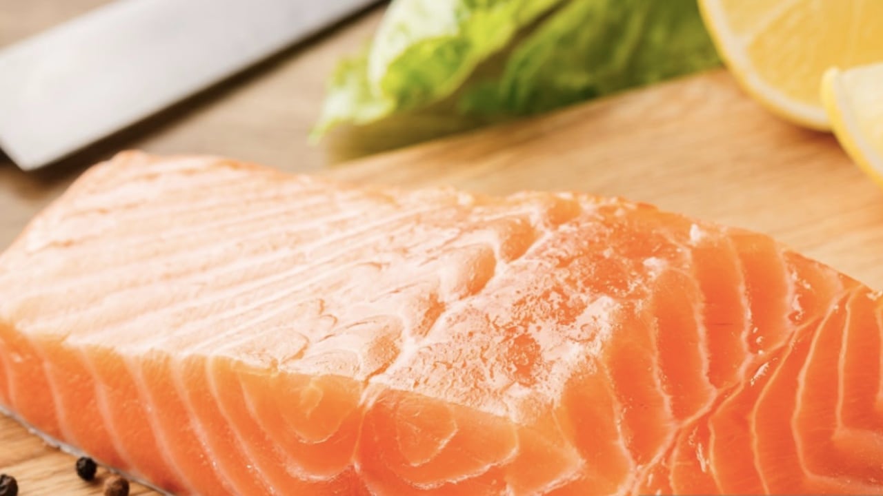 El salmón tiene un alto contenido de vitamina D y Omega 3.