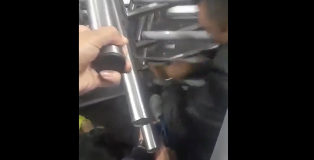 Varias de las personas que estaban en la estación también trataron de hacer el llamado por redes sociales para que acudieran a ayudar a la mascota.