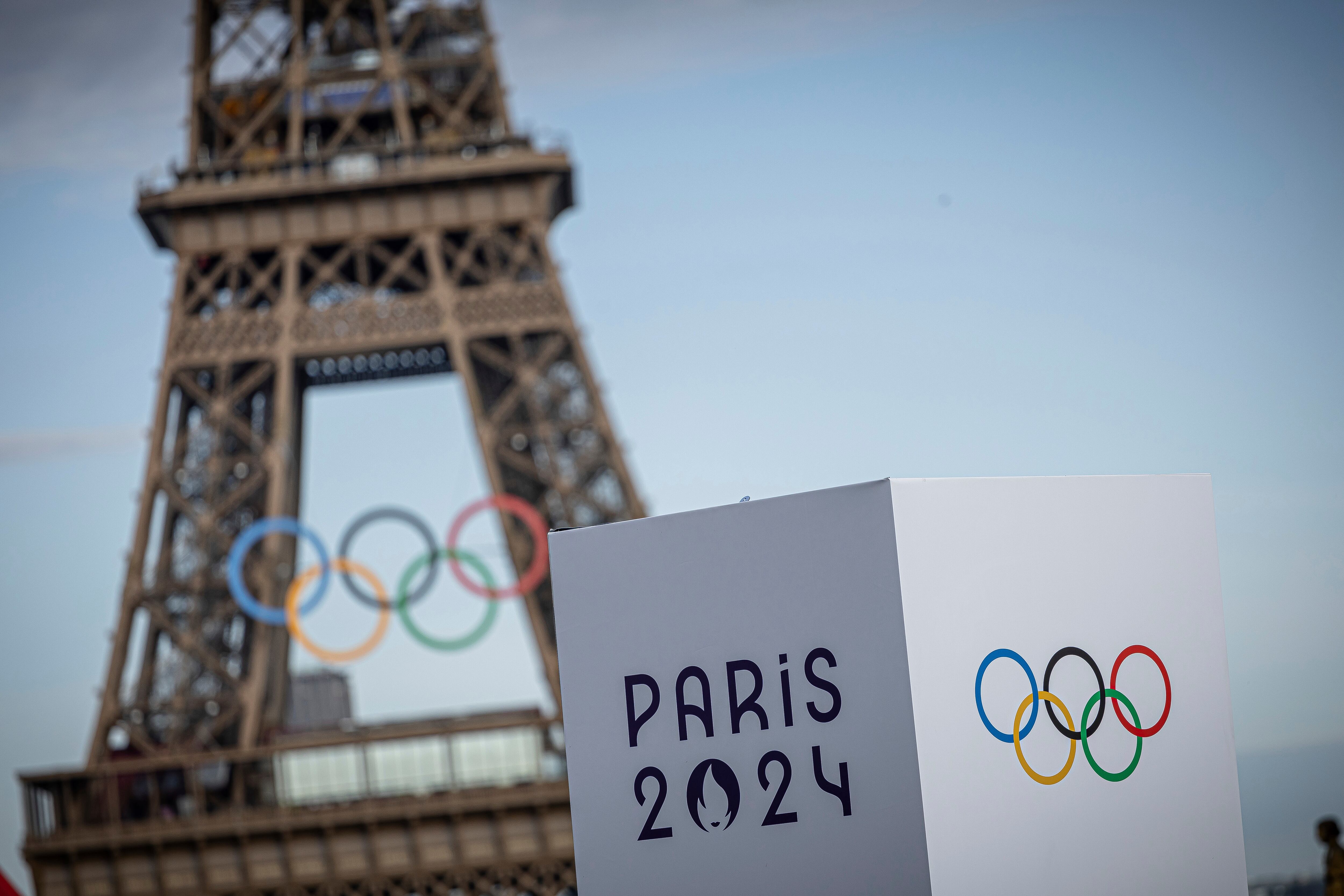 Los anillos olímpicos se ven en la Torre Eiffel, el domingo 14 de julio de 2024, en París. (Foto AP/Aurelien Morissard)