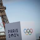 Los anillos olímpicos se ven en la Torre Eiffel, el domingo 14 de julio de 2024, en París. (Foto AP/Aurelien Morissard)