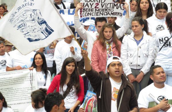 Los cantos a la Virgen María sonaron varias veces mientras los manifestantes agitaban banderas, oraban y gritaban consignas en contra del aborto.