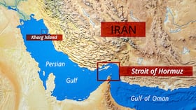 Mapa geográfico que muestra el Estrecho de Ormuz, uno de los puntos de estrangulamiento marítimo más críticos del mundo para el transporte global de energía. El mapa muestra la estrecha vía fluvial que conecta el Golfo Pérsico con el Golfo de Omán, limitando con Irán al norte y la Península Arábiga al sur. La isla Kharg está marcada en el lado occidental del Golfo Pérsico