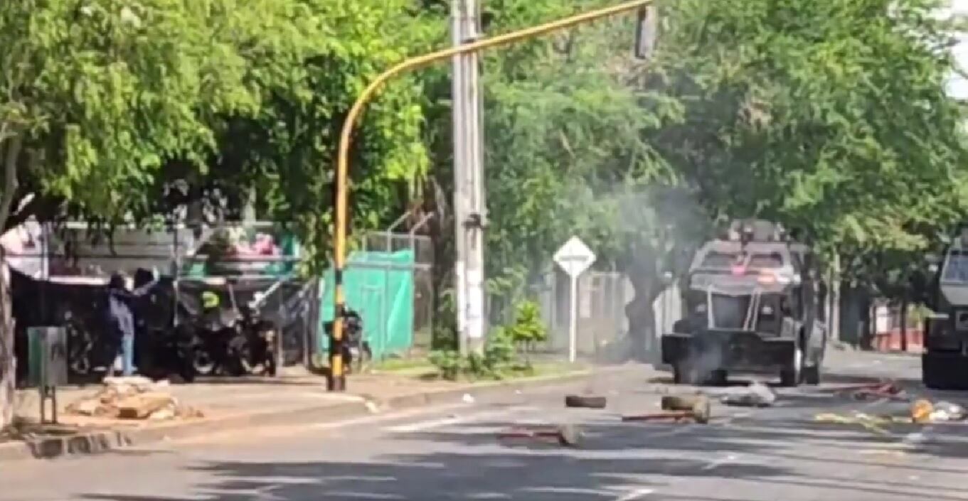 Cali: reportan enfrentamientos en Univalle entre encapuchados y el Esmad.