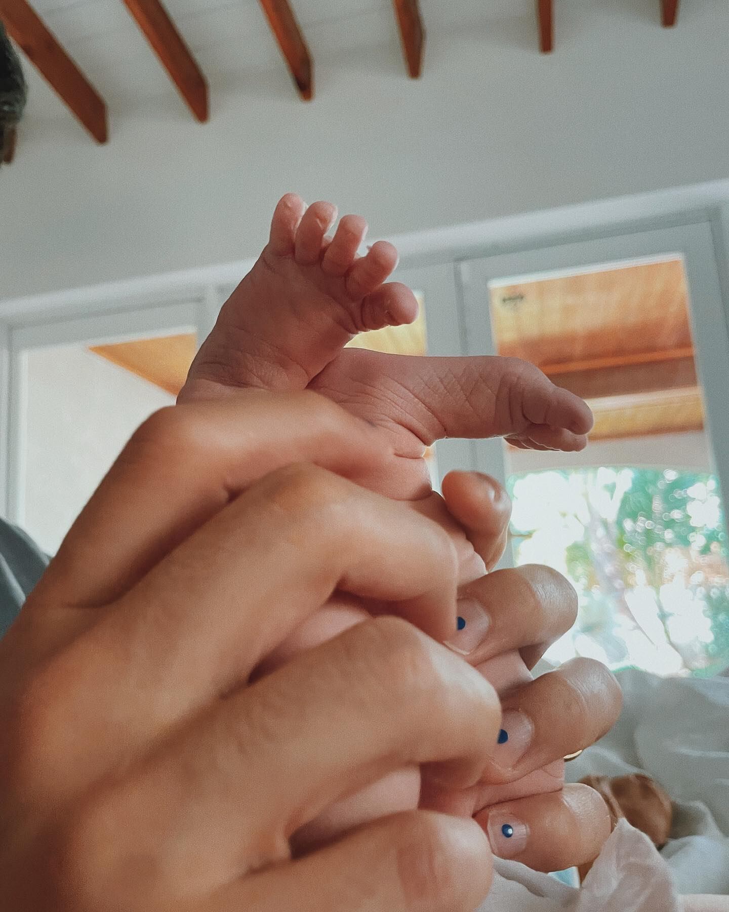 La pareja anunció el embarazo en octubre de 2021 con la canción que lleva el mismo nombre, Índigo, y que es interpretada por ambos.