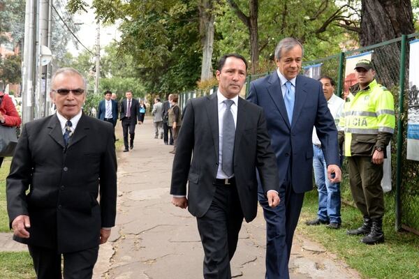 El extorero César Rincón (centro) y el comentarista Iván Parra (derecha).