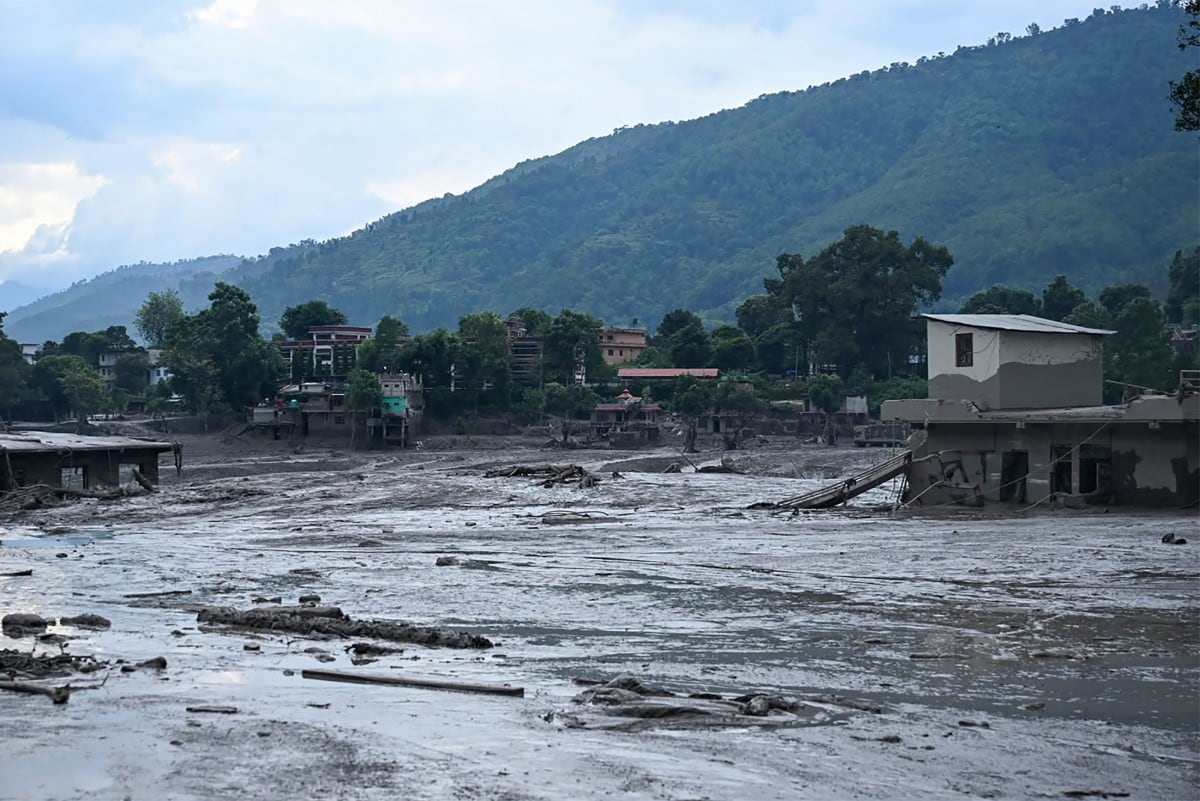 Las autoridades investigan si una avalancha de hielo bloqueó un río antes de la emergencia.