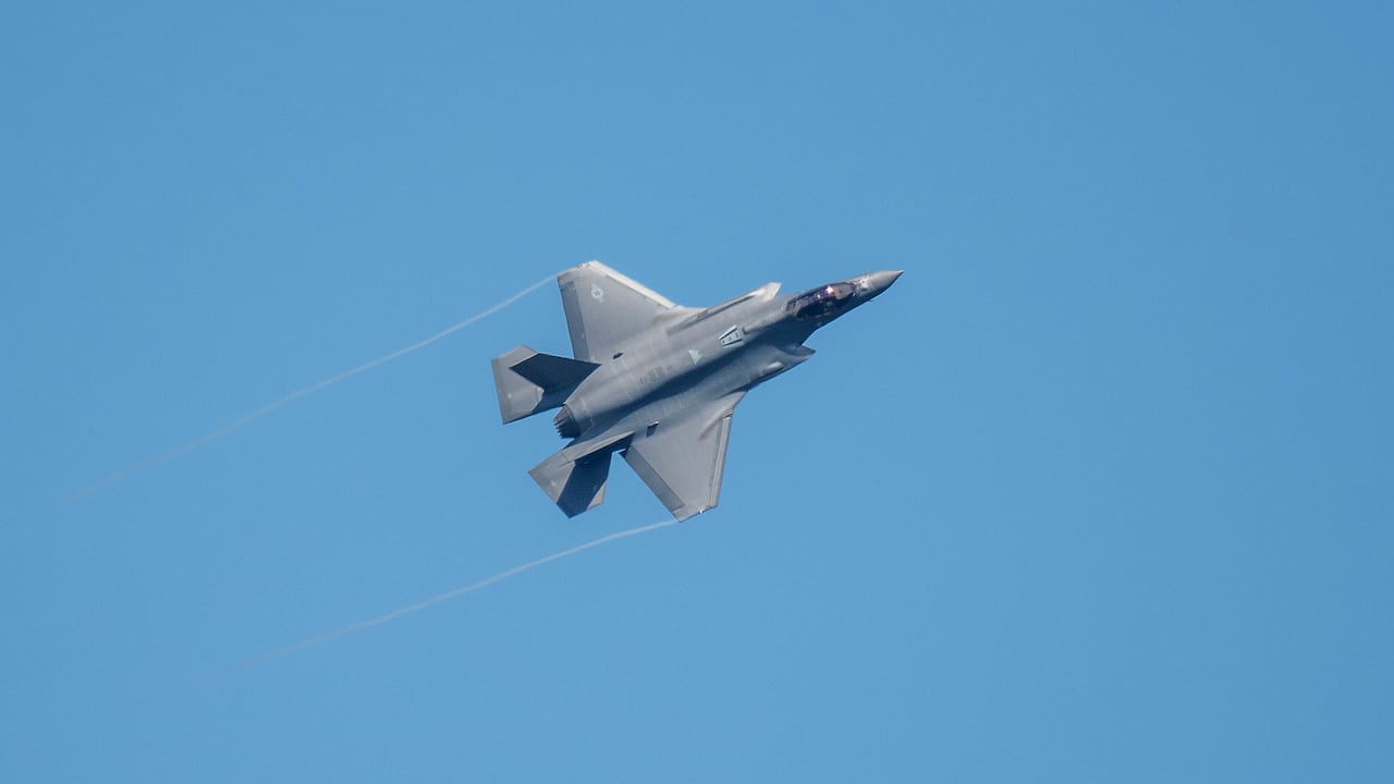 Un avión de combate F-35 vuela sobre la Base Aérea estadounidense de Spangdahlem durante el ejercicio aéreo Air Defender 2023.