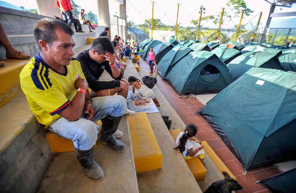 Manuel Roviro Palles Torres y su hijo Albeiro Palles sollozan el viernes 7 de abril de 2017, en el albergue del ITP (Instituto Tecnológico del Putumayo), en Mocoa. Manuel y su familia son desplazados por el conflicto armado y ahora lo perdieron todo nuevamente, luego que la noche del 31 de marzo una avalancha provocada por el desbordamiento de los ríos Mocoa, Mulato y Sangoyaco arrasó con todo lo que encontró a su paso. Foto: Carlos Julio Martínez / Enviado Especial de Semana 
