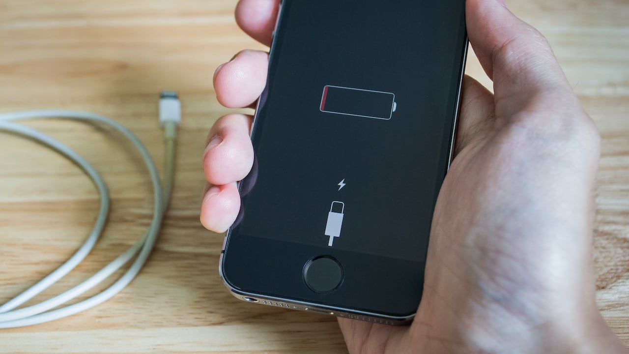 La batería de un iPhone puede agotarse rápidamente sin uso, debido a procesos internos que consumen energía en segundo plano.
