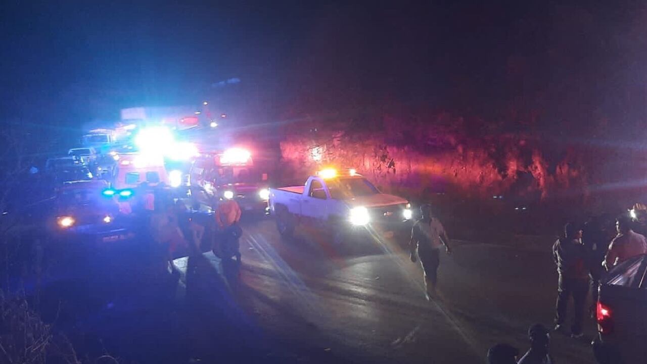 Según las autoridades hasta el momento se reportan 14 fallecidos tras el choque del bus en una carretera del Estado de Jalisco