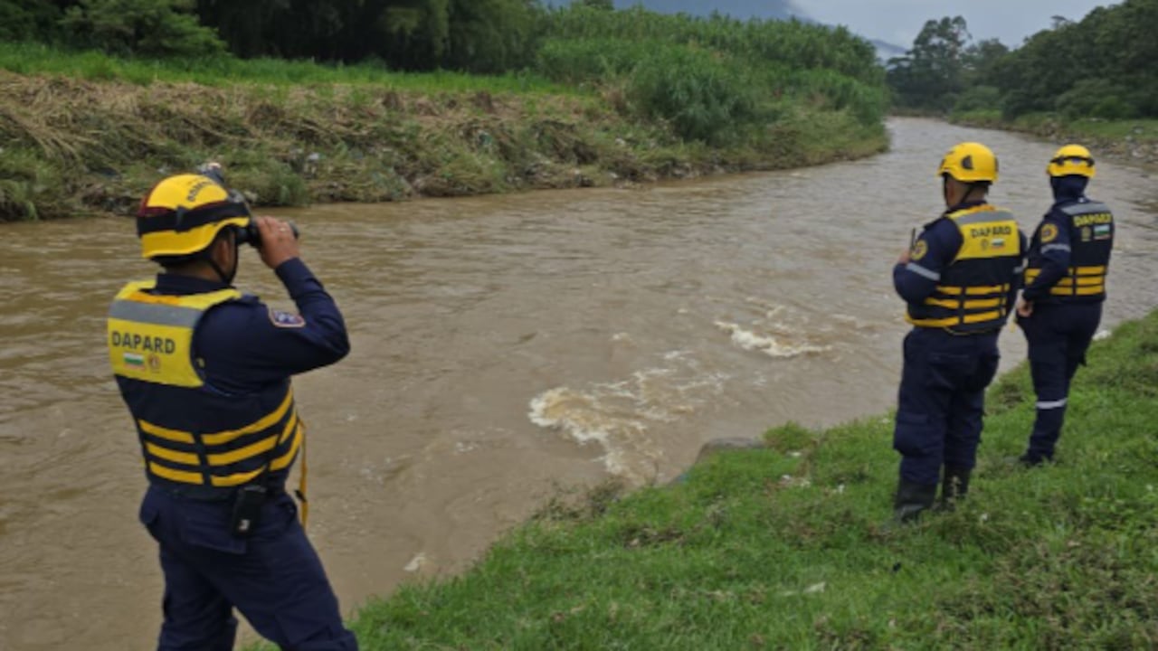 Hallan dos cuerpos de personas desaparecidas por las lluvias en Medellín.