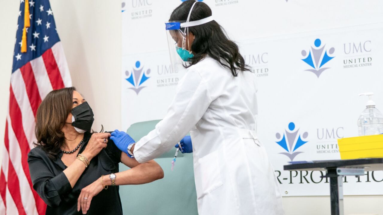 La vicepresidenta electa de Estados Unidos, Kamala Harris, recibió la vacuna contra el covid-19