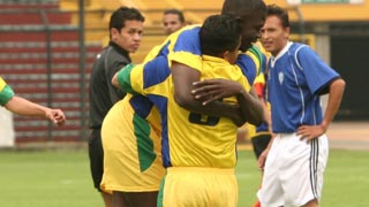 Quienes hoy se abrazan en la cancha ayer se mataban en las selvas de Colombia. Antes del partido desfilaron los deportistas, ex combatientes de las AUC, las Farc y el ELN que se han acogido a los programas de desmovilización. Las comparsas le dieron un ambiente de fiesta al evento