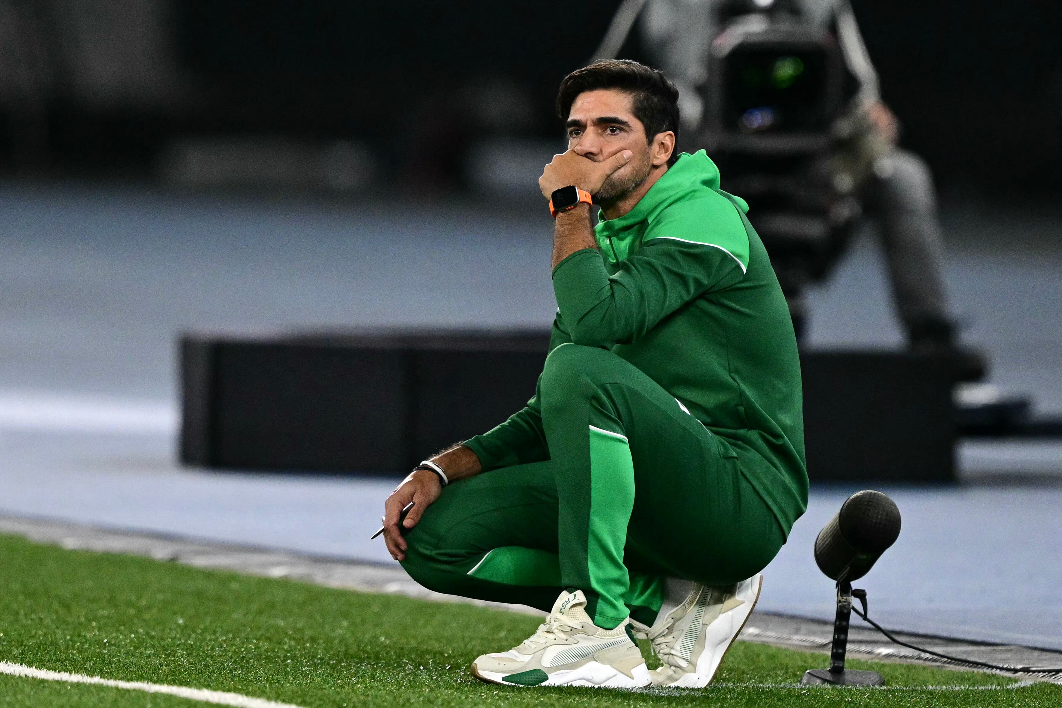 Palmeiras' Portuguese coach Abel Ferreira gestures during the Copa Libertadores round of 16 first leg all-Brazilian football match between Botafogo and Palmeiras at the Olimpico Nilton Santos stadium in Rio de Janeiro, Brazil, on August 14, 2024. (Photo by Pablo PORCIUNCULA / AFP)