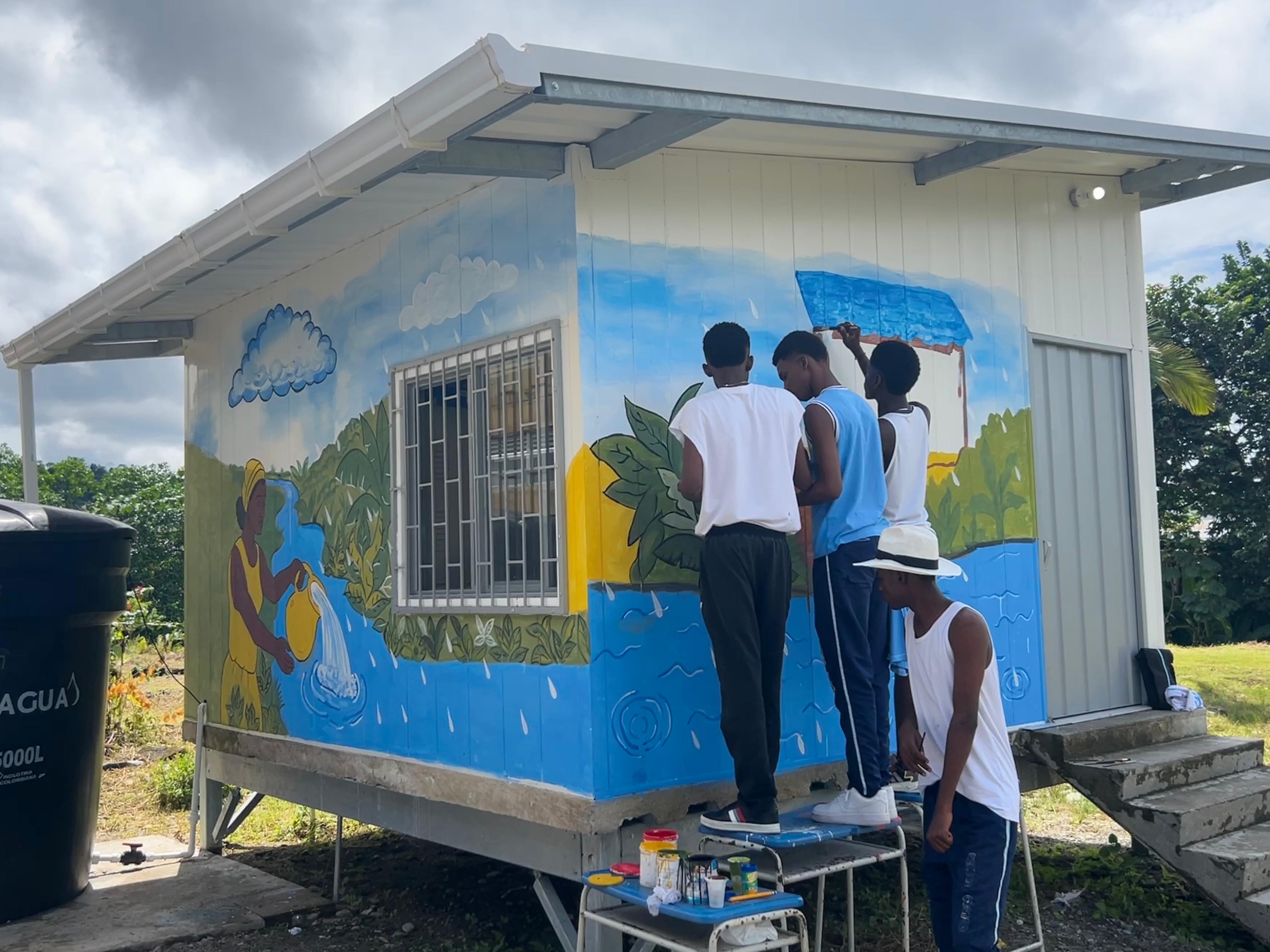 En la planta, los estudiantes del colegio pintaron un mural para enaltecer el valor de la estrategia y generar sentido de pertenencia.