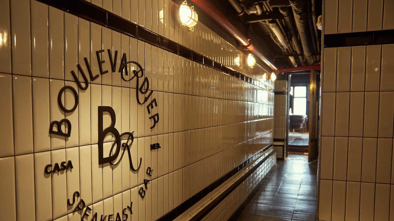 Boulevardier se distingue por ofrecer una exclusiva selección de las variedades más exquisitas de whiskys escoceses, irlandeses y de otros países.