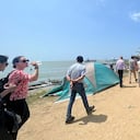 Funcionarios de la Defensoría del Pueblo recorren la zona de Necoclí, donde llegan los migrantes para cruzar la selva del Darién.