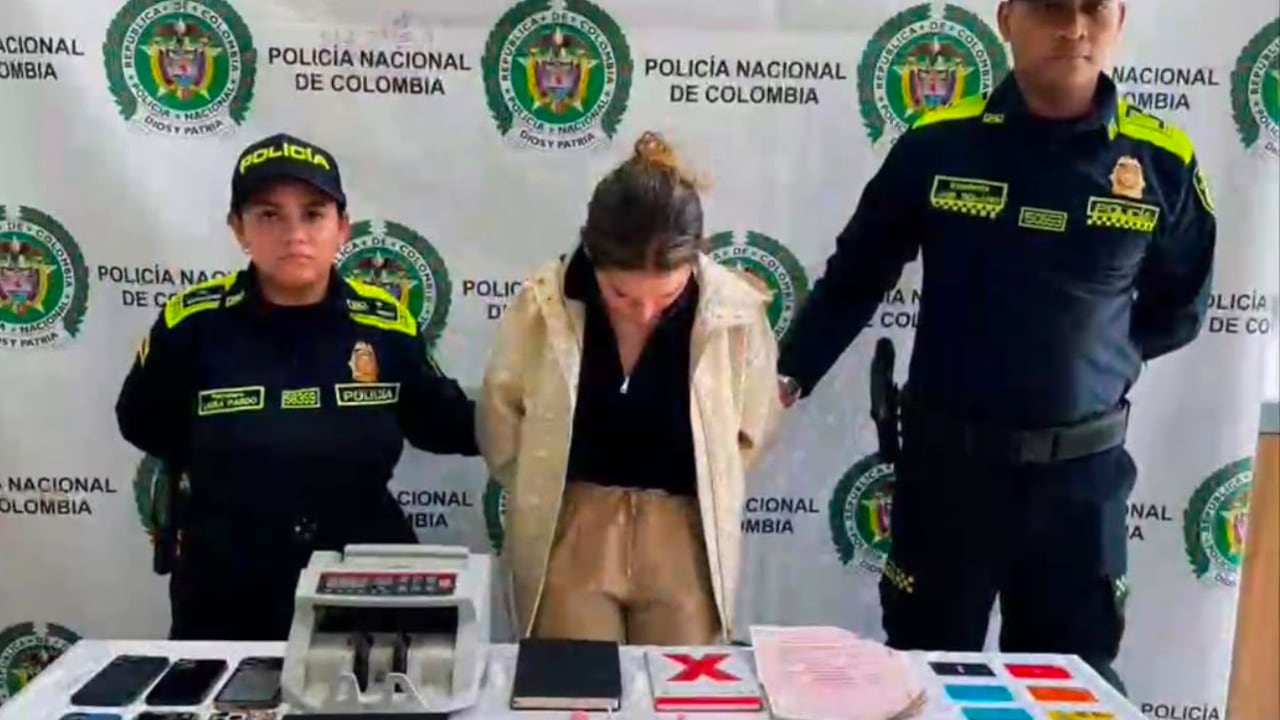 Momento de la captura de alias Yolima, quien según la Policía es la esposa de alias Pinocho, cabecilla de Los Pachenca, promotor del paro armado en Santa Marta.