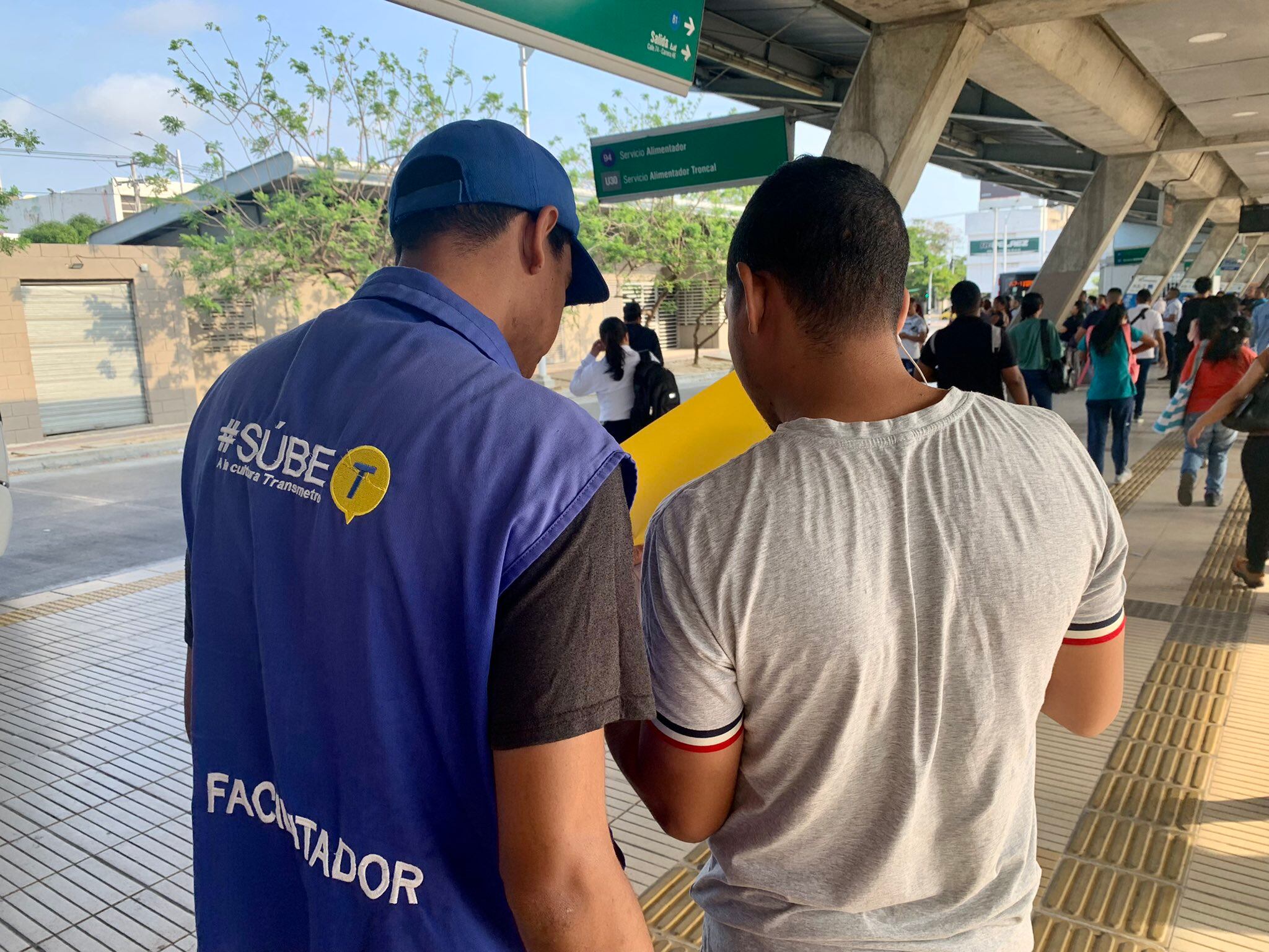 Si tienes dudas los facilitadores están en los puntos para apoyar a los usuarios