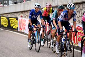 MONTE BONDONE, ITALIA - 23 DE MAYO: (L-R) Einer Augusto Rubio de Colombia y Movistar Team y Hugh Carthy del Reino Unido y Team EF Education-EasyPost compiten durante el 106° Giro d'Italia 2023, Etapa 16 una etapa de 203 km de Sabbio Chiese a Monte Bondone 1642m / #UCIWT / el 23 de mayo de 2023 en Monte Bondone, Italia. (Foto de Tim de Waele/Getty Images)