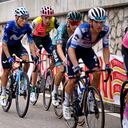 MONTE BONDONE, ITALIA - 23 DE MAYO: (L-R) Einer Augusto Rubio de Colombia y Movistar Team y Hugh Carthy del Reino Unido y Team EF Education-EasyPost compiten durante el 106° Giro d'Italia 2023, Etapa 16 una etapa de 203 km de Sabbio Chiese a Monte Bondone 1642m / #UCIWT / el 23 de mayo de 2023 en Monte Bondone, Italia. (Foto de Tim de Waele/Getty Images)