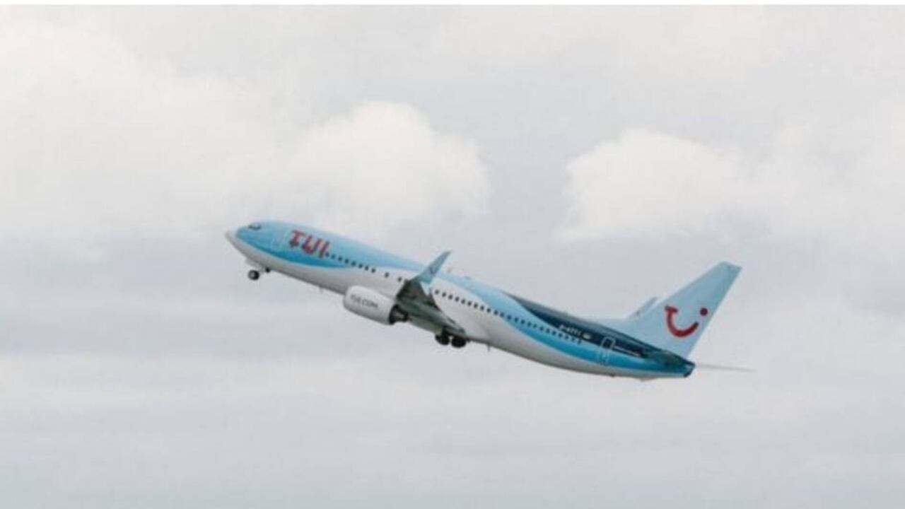 Al menos 16 pasajeros de uno vuelo de Grecia a Gales dieron positivo por coronavirus.