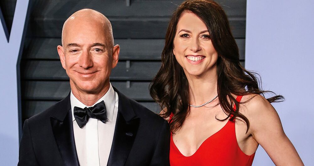 El divorcio fue propiciado por el affaire que Jeff Bezos tenía con Lauren Sánchez, una expresentadora de televisión. Al conocerse la noticia generó un escándalo de marca mayor que humilló a Mackenzie. 
