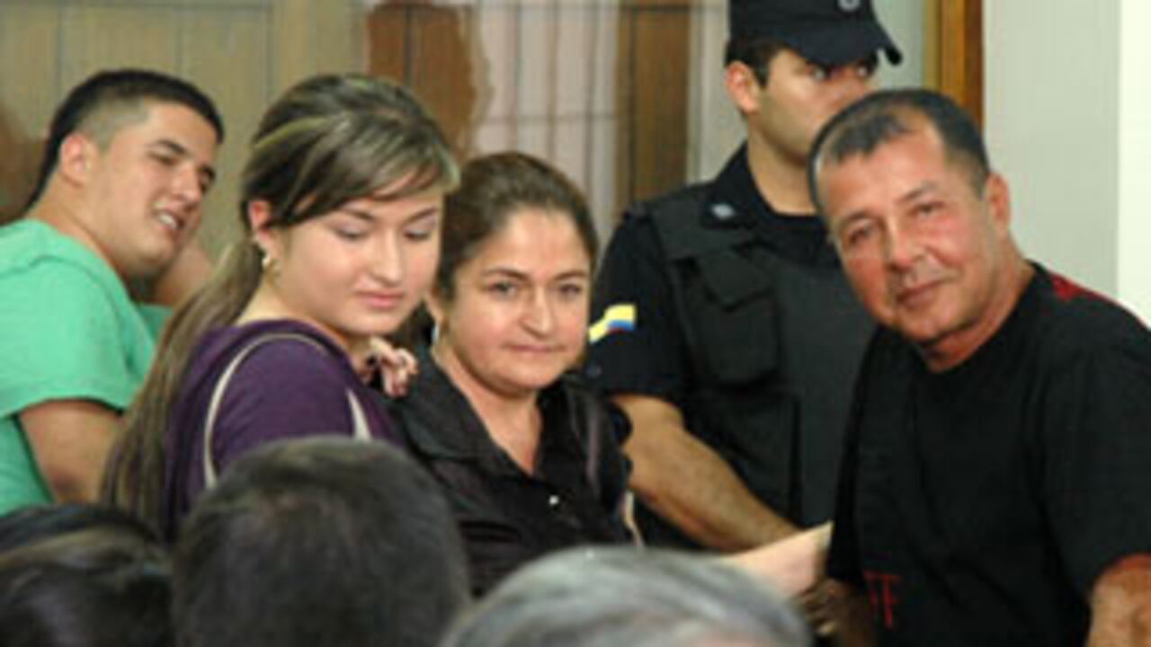 A Henry Loaiza lo esperaban dos de sus hijos y su esposa en el Palacio de Justicia de Buga cuando salió tranquilo y sonriente, en contraste con las lágrimas en los ojos de cientos de familiares de las víctimas de la masacre de Trujillo a quienes no se les permitió el ingreso al recinto.