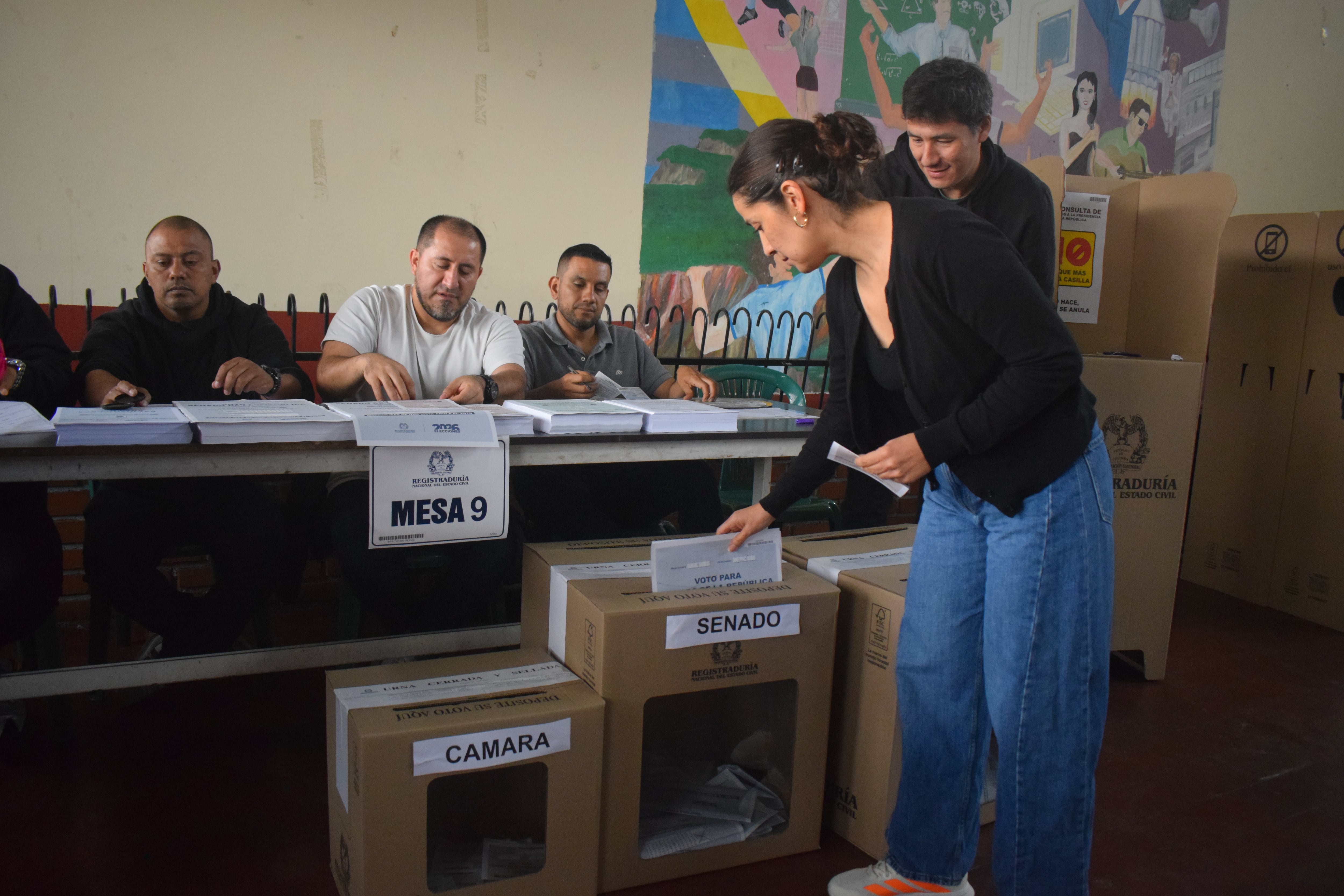 Jornada de votación se desarrolla con total normalidad en la sede educativa INEM Francisco José de Caldas, uno de los puestos habilitados en Popayán, donde ciudadanos acuden a ejercer su derecho al voto en medio de un ambiente de tranquilidad y orden.