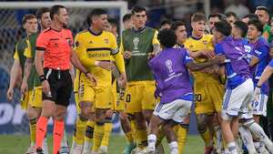 Colombian referee Wilmar Roldan looks on as Boca Juniors and Cruzeiro players argue at the end of the Copa Sudamericana round of 16 second leg football match between Brazil's Cruzeiro and Argentina's Boca Juniors at the Mineirao stadium in Belo Horizonte, Brazil, on August 22, 2024. (Photo by DOUGLAS MAGNO / AFP)