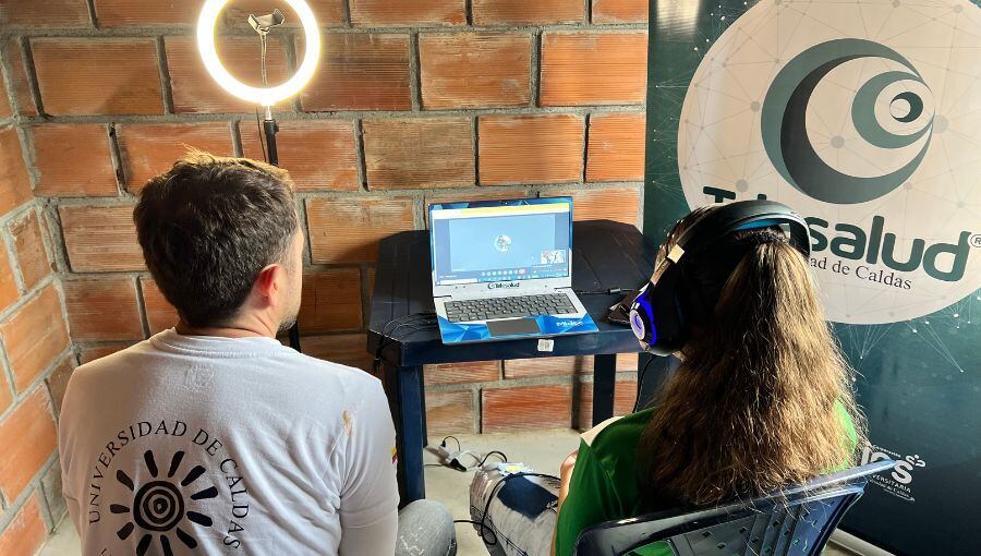 La comunidad recibe orientación en temas como salud mental