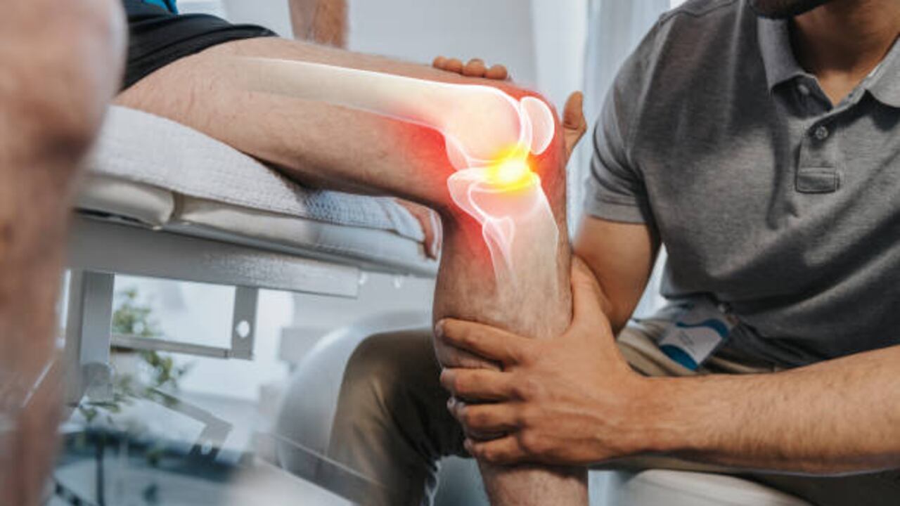 La enfermedad afecta a rodillas, caderas, manos y espalda, principalmente.