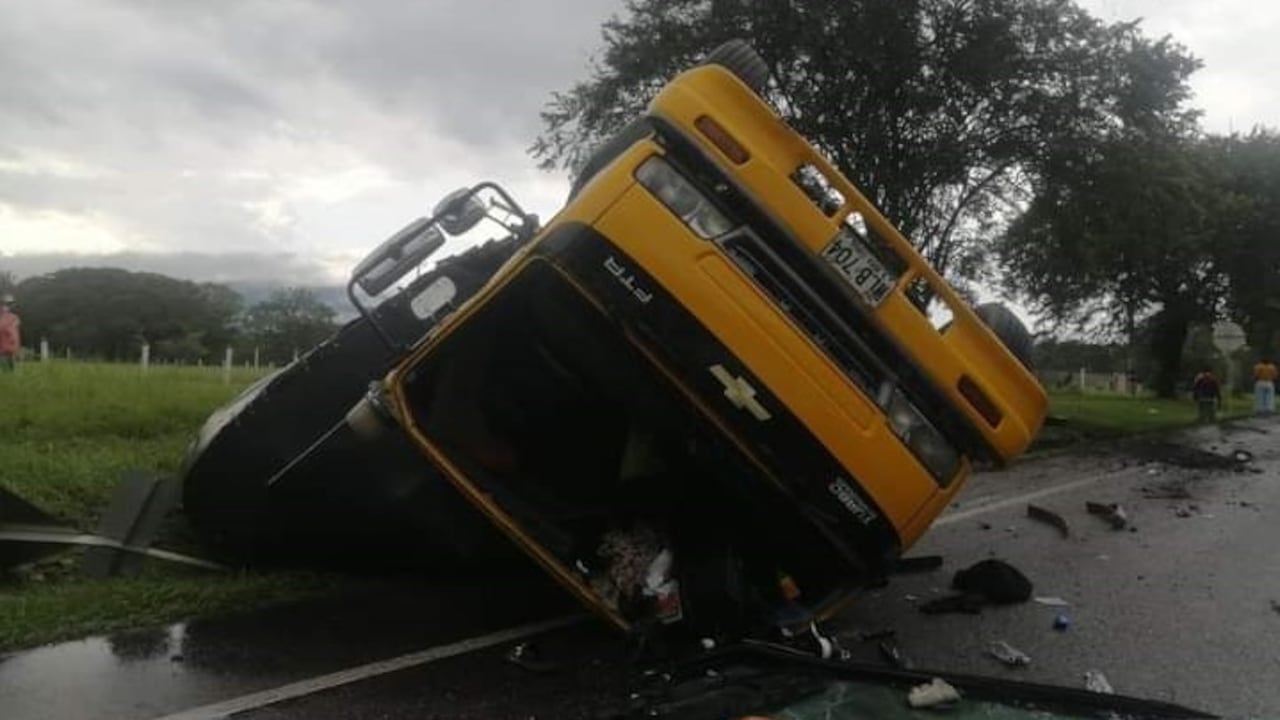 Los dos ocupantes de la camioneta y el conductor del camión están conscientes y aparentemente sin lesiones graves