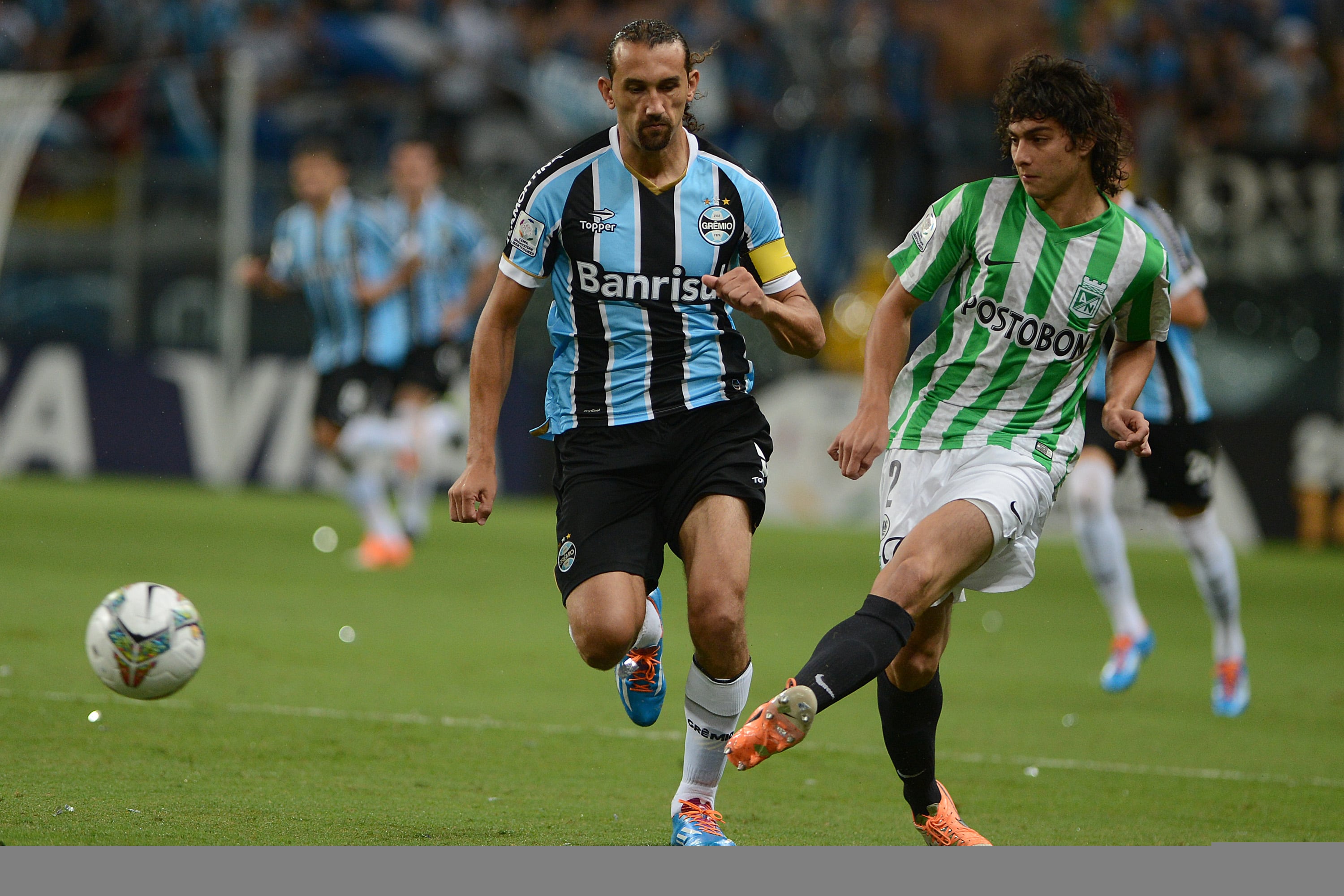 Un joven Stefan Medina (der.) jugando con Atlético Nacional, ante Gremio, la Copa Libertadores.