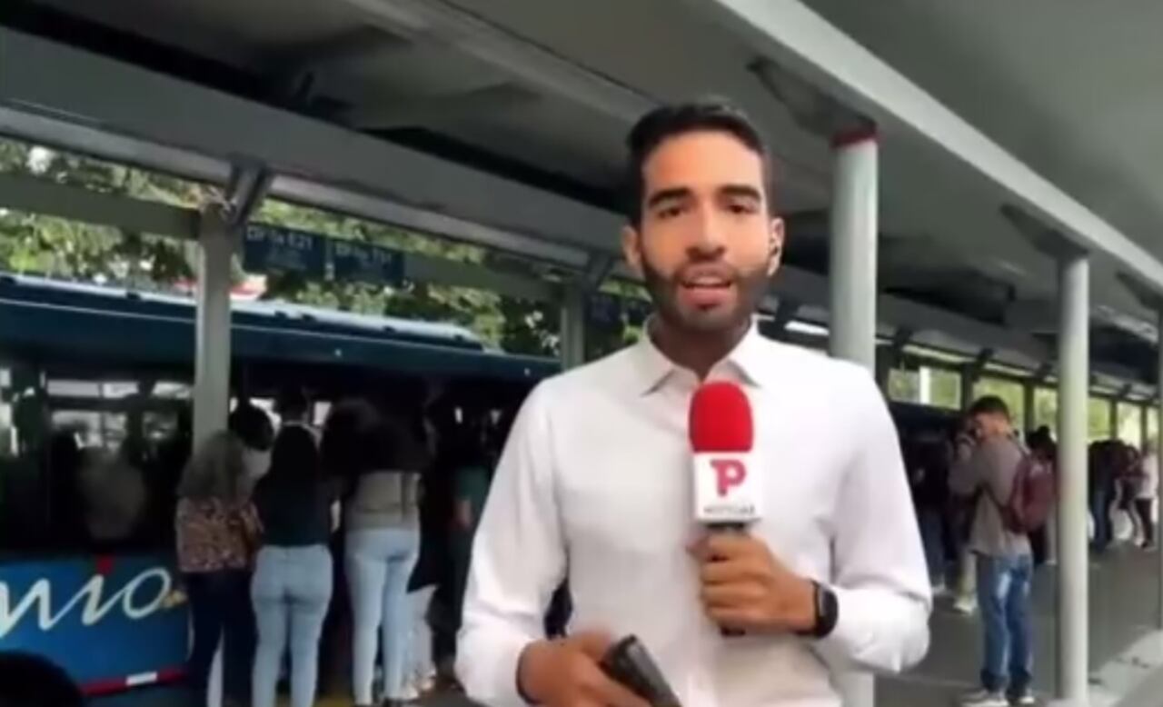 Periodista que informaba sobre caos en el MIO en Cali fue sacado de la estación Universidades cuando estaba en directo.