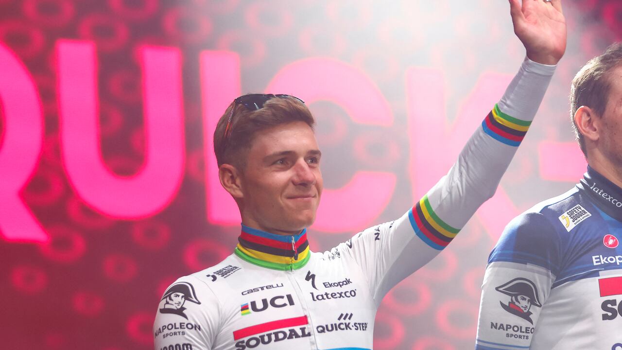 Soudal - Quick Step's Belgian rider Remco Evenepoel waves on stage during the opening ceremony and team presentation in Pescara, on May 4, 2023, two days before the departure of the Giro d'Italia 2023 cycling race. - The Giro d'Italia 2023 cycling race's first stage will depart from Fossacesia Marina on May 6, and finish in Rome on May 28. (Photo by Luca Bettini / AFP)