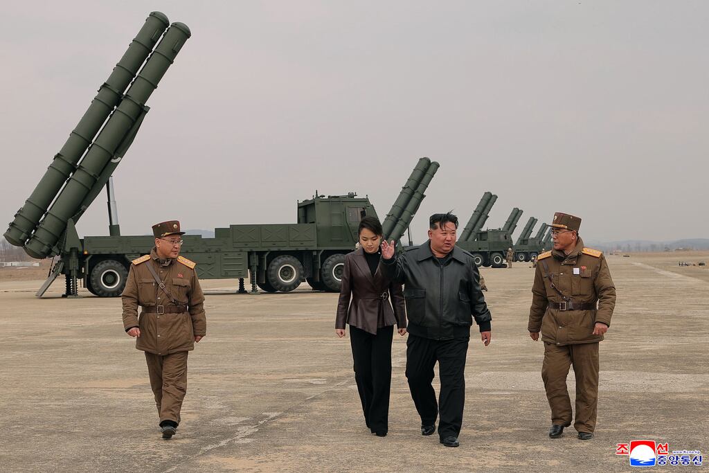 En esta fotografía, proporcionada por el gobierno norcoreano, su líder, Kim Jong Un (centro derecha), y su hija (centro izquierda) asisten a una prueba real de sistemas de lanzamiento de cohetes múltiples en un lugar no revelado de Corea del Norte, el sábado 14 de marzo de 2026.