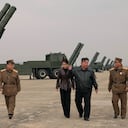 En esta fotografía, proporcionada por el gobierno norcoreano, su líder, Kim Jong Un (centro derecha), y su hija (centro izquierda) asisten a una prueba real de sistemas de lanzamiento de cohetes múltiples en un lugar no revelado de Corea del Norte, el sábado 14 de marzo de 2026.