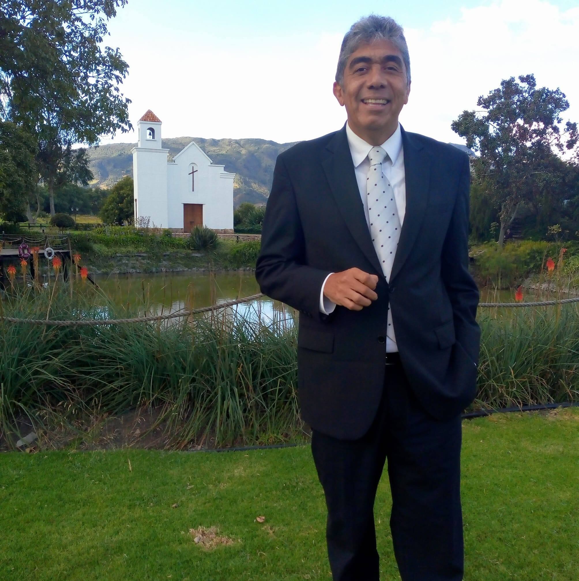 El periodista Rubén Salas Blanco lanzó su segunda obra literaria 'Una lombriz en el asfalto'